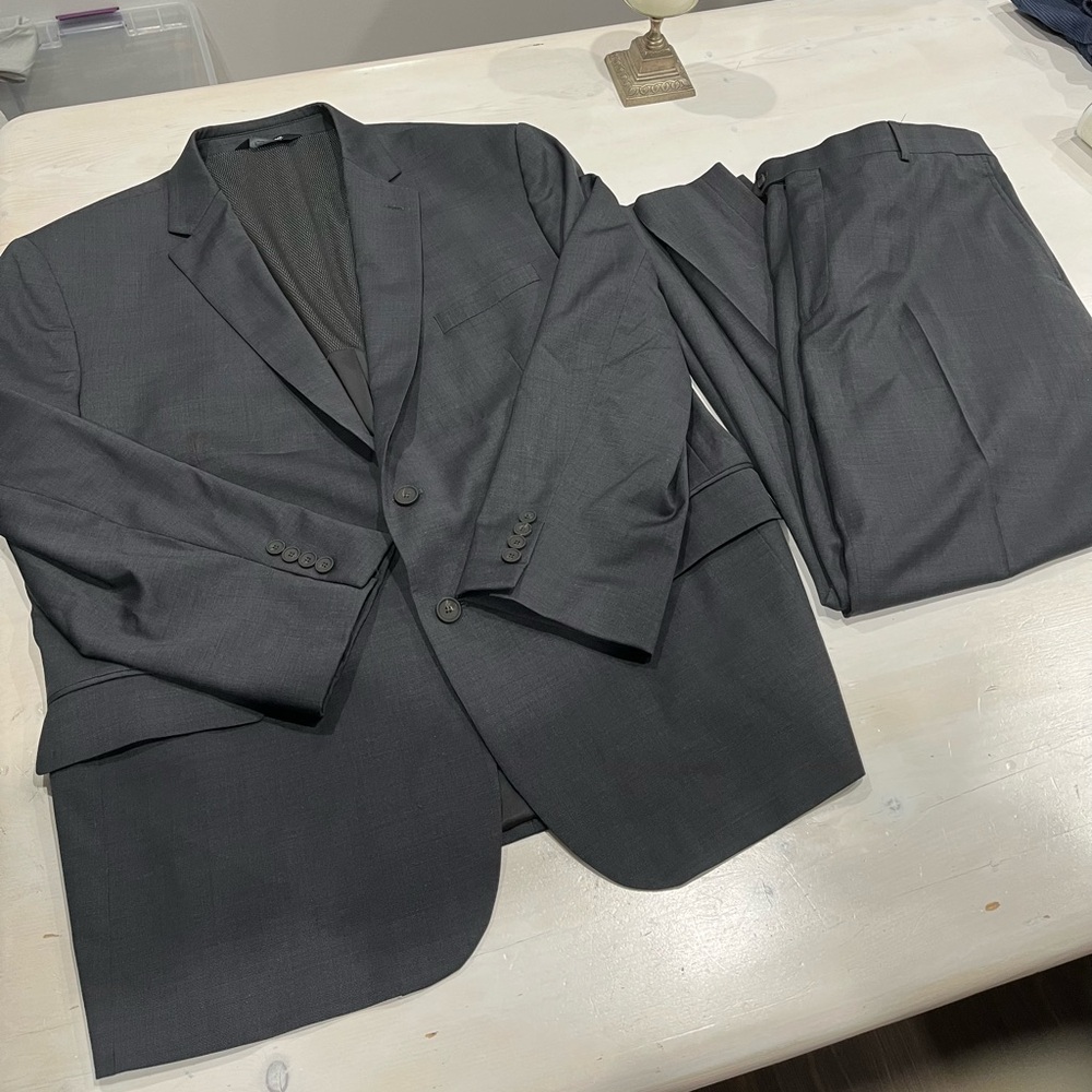 Joseph a banks gray suit 42 regular Traveler travel tech